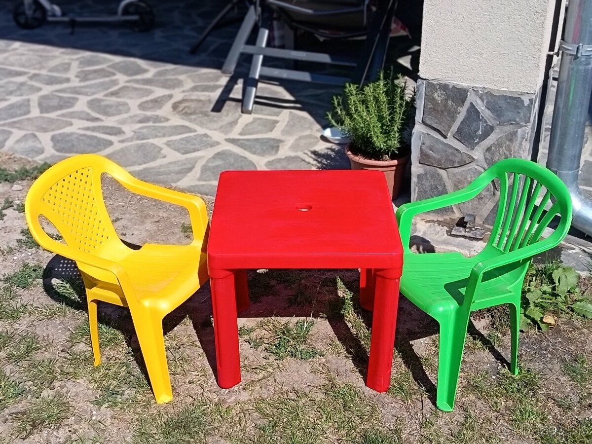 Predám plastový stôl a stoličky, šmýkačku.