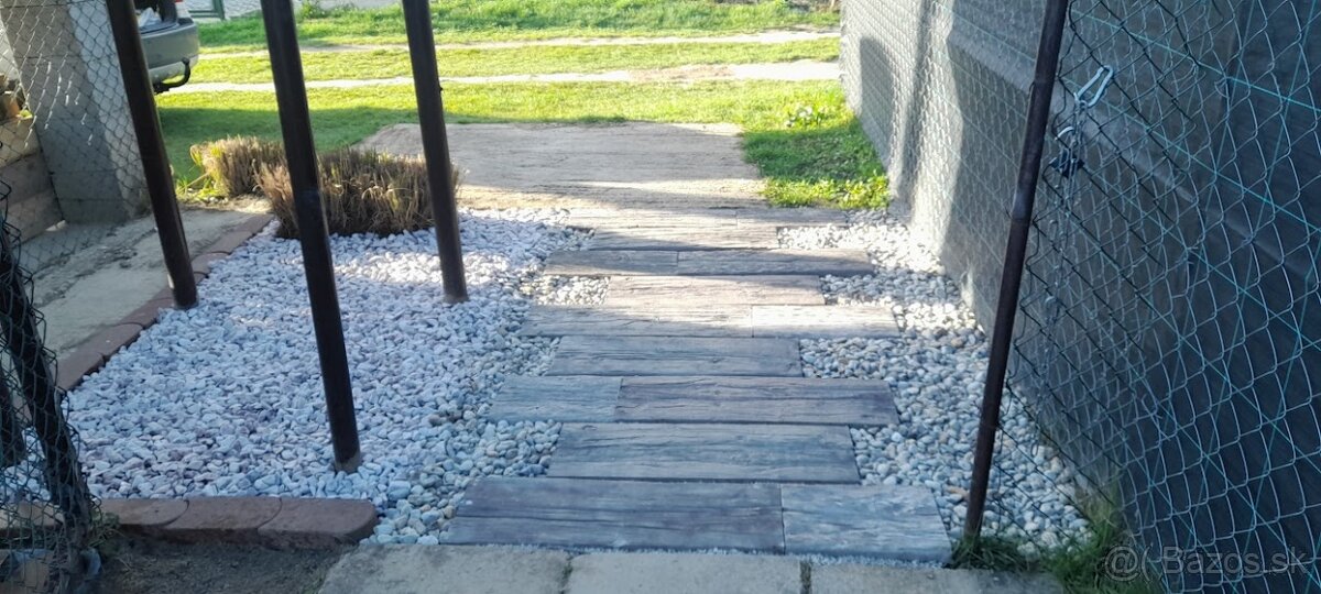Záhrada pri rieke Váh s chatkou
