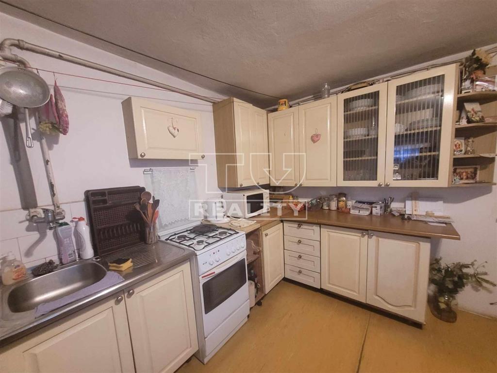 NA PREDAJ DVOJGENERAAČNÝ RODINNÝ DOM, 1100m2, PODHRADIE