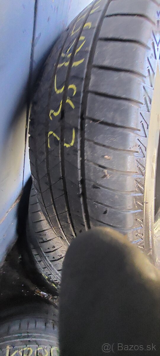 Predam letne pneu 3x 235/65R17 Bridgestone