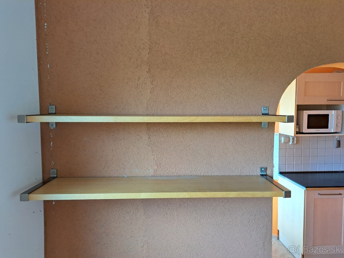 IKEA police na stenu