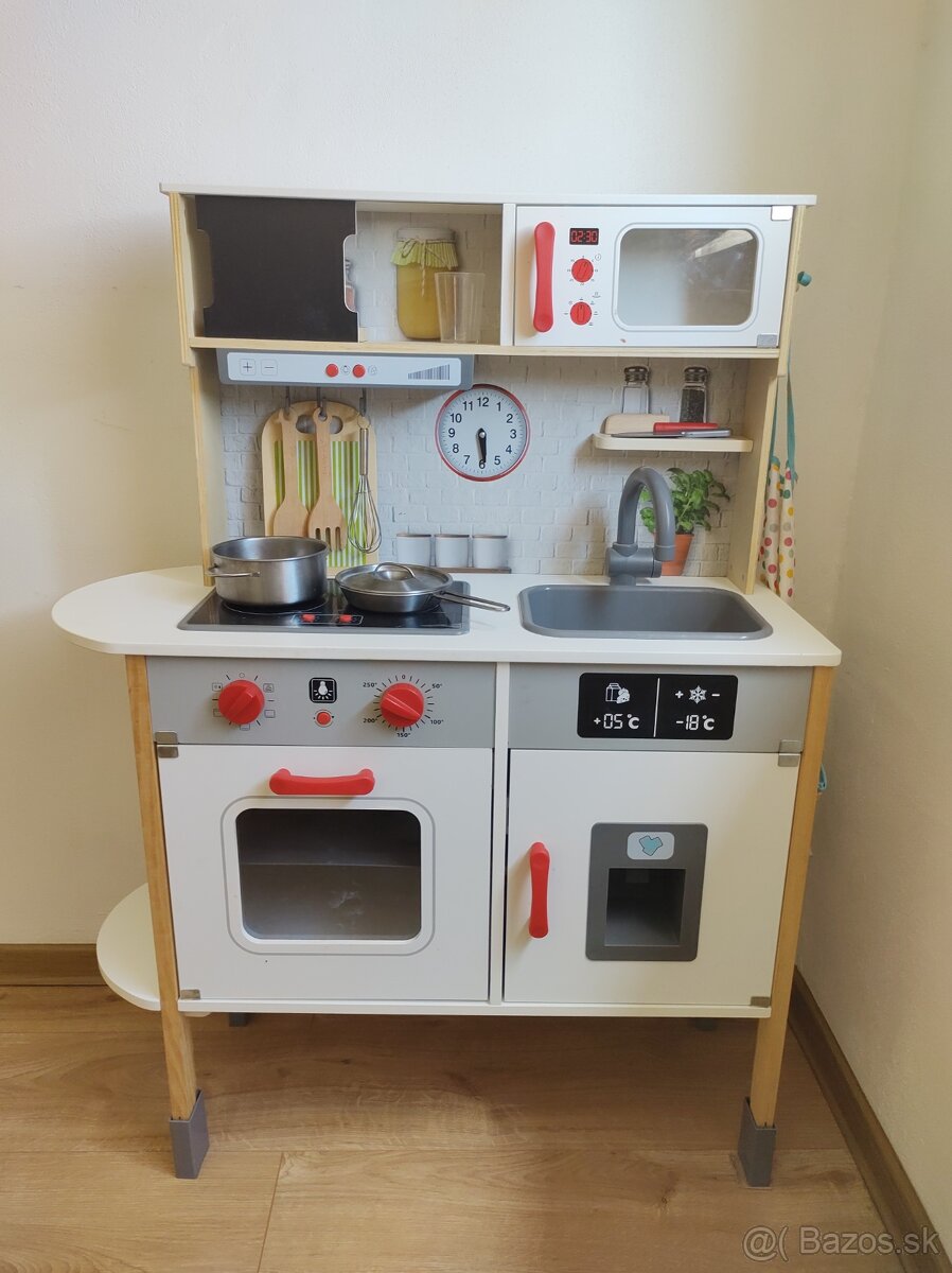 Drevená detská kuchynka s príslušenstvom