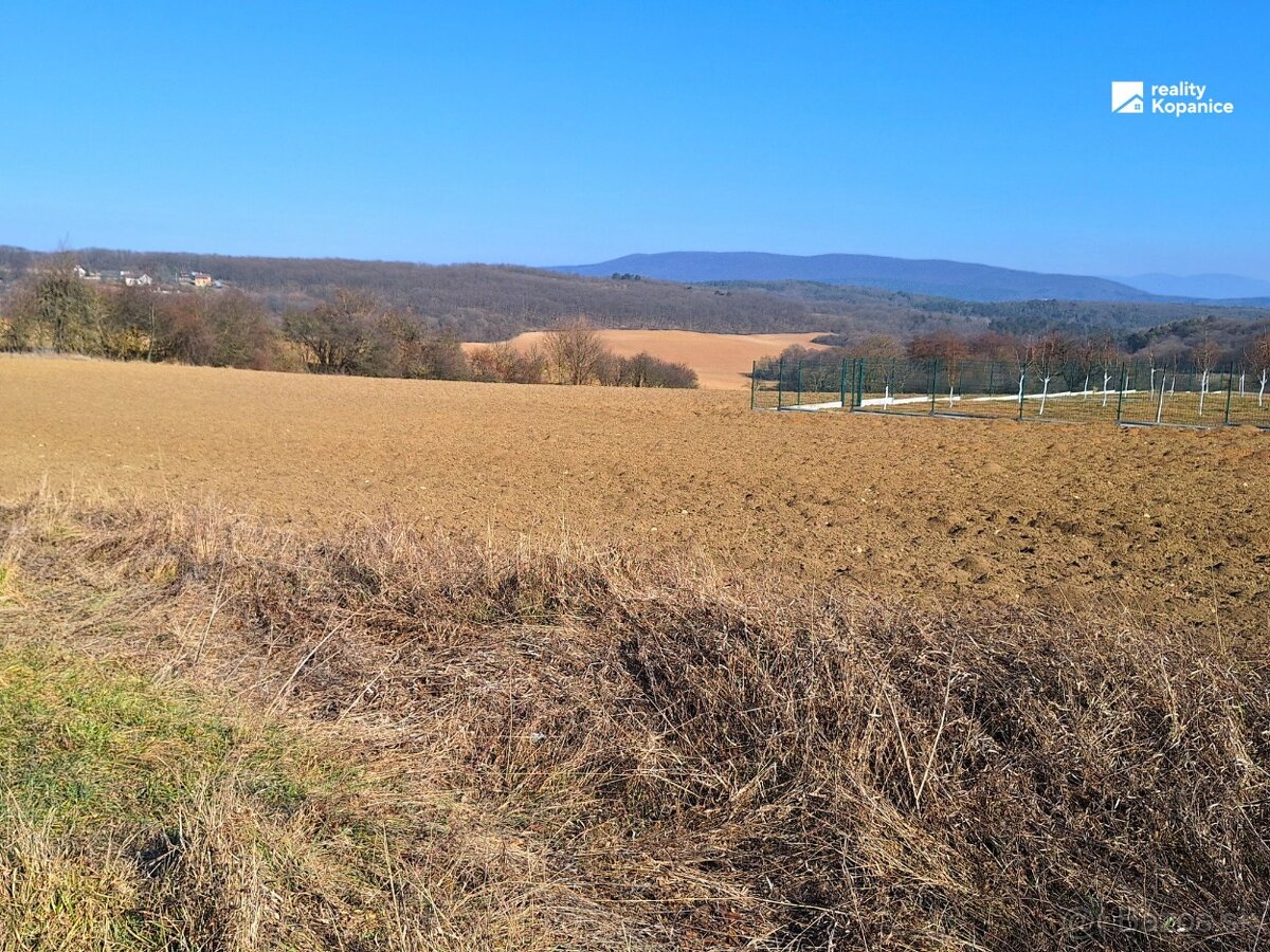 Na predaj komerčný pozemok v obci Hrašné