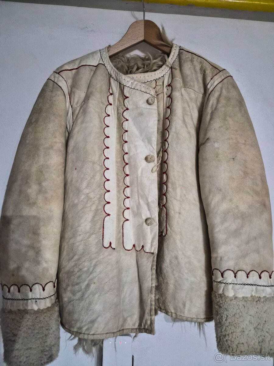 Starožitný vyšívaný kožuštek