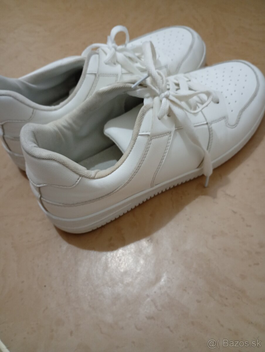 Čisto biele tenisky