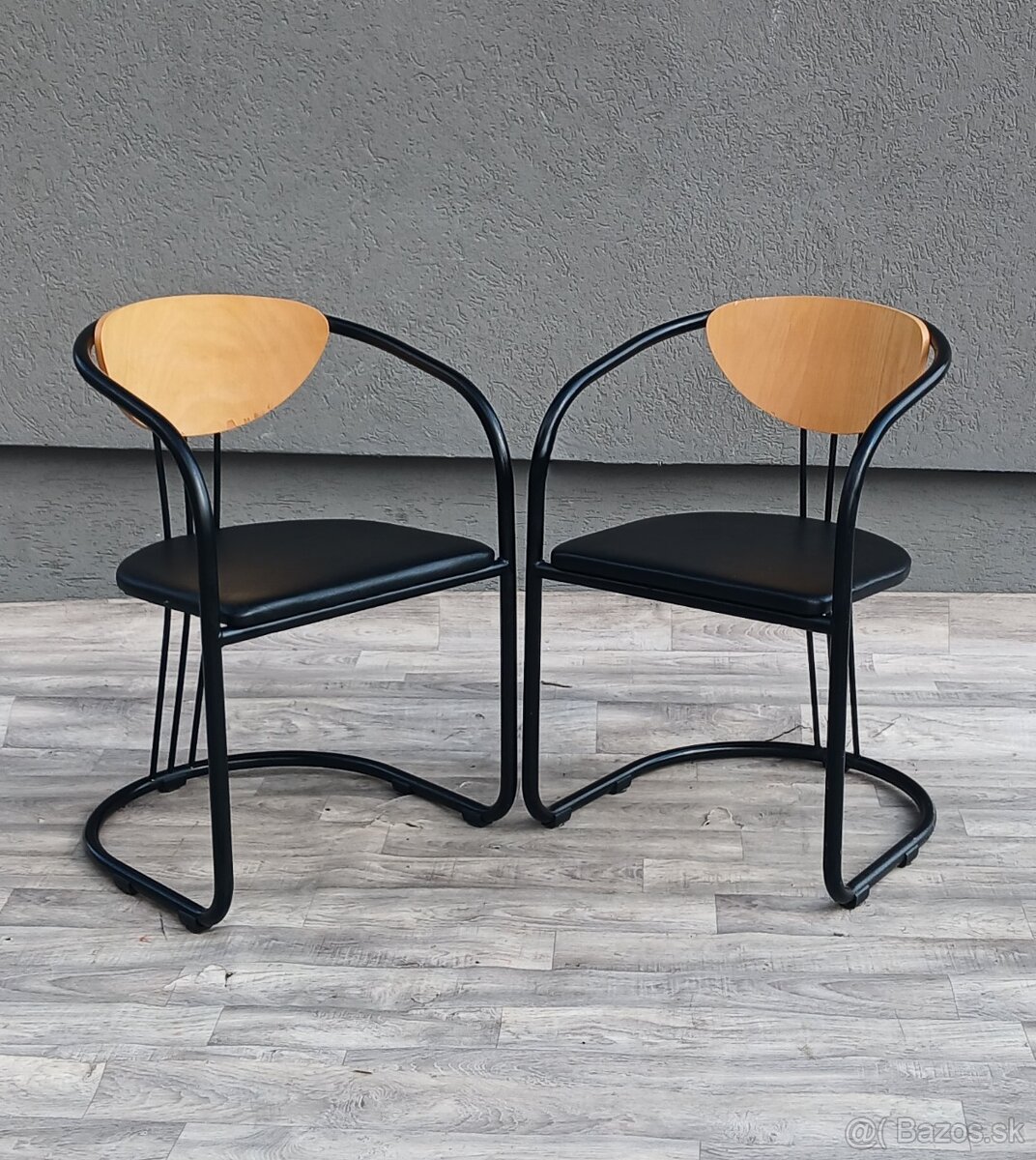 Set postmoderných kresiel v štýle Memphis.