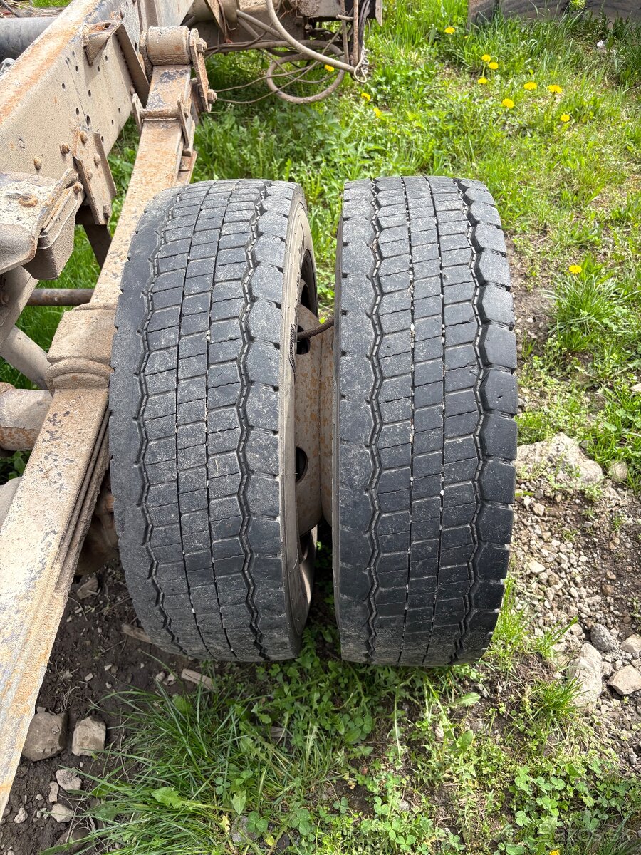 Pneu 215/75 r 17,5