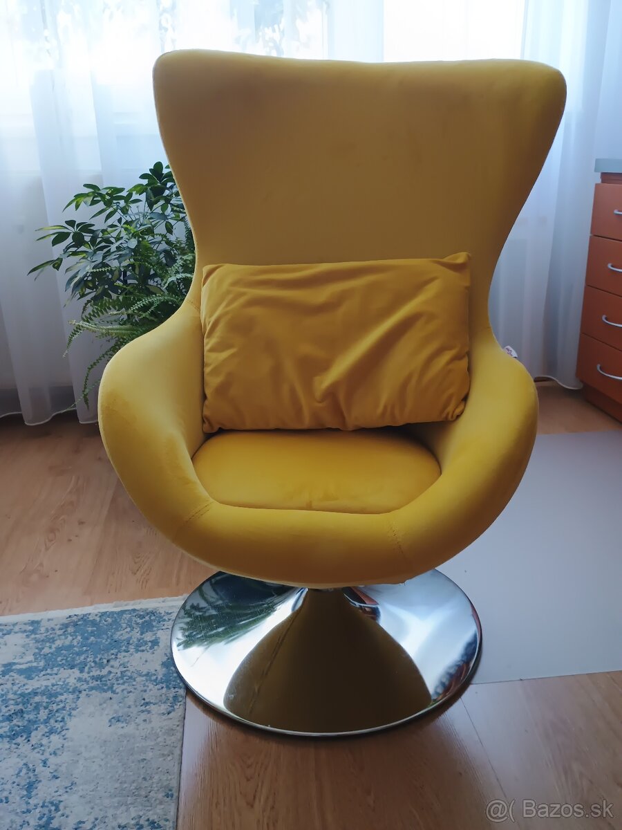 Žlté štýlové kreslo do detskej izby