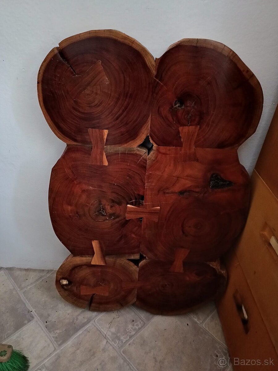 Stôl s masívneho dreva