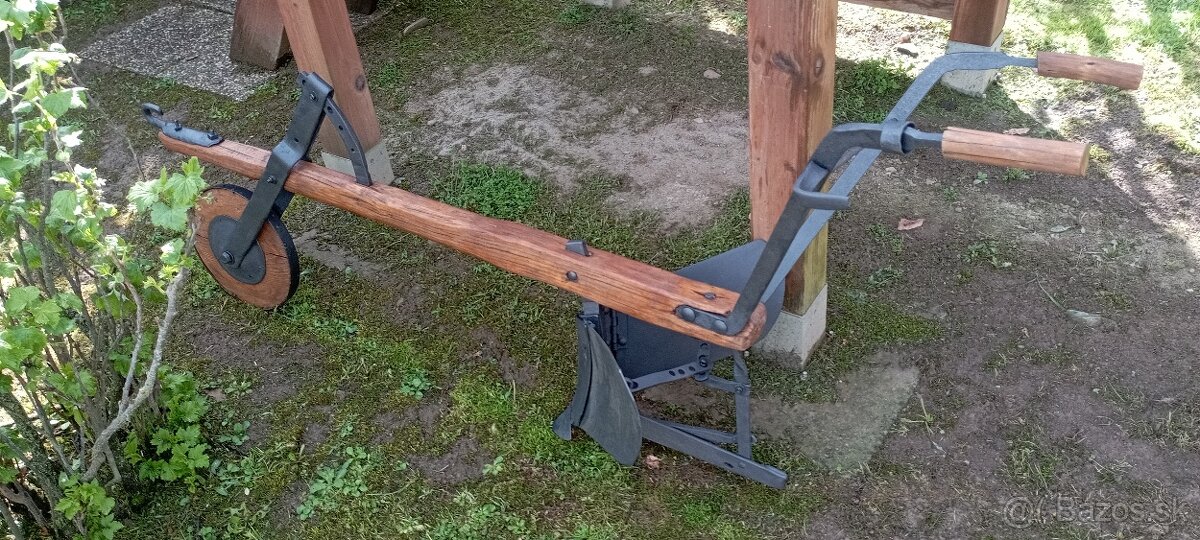 Starý drevený pluh