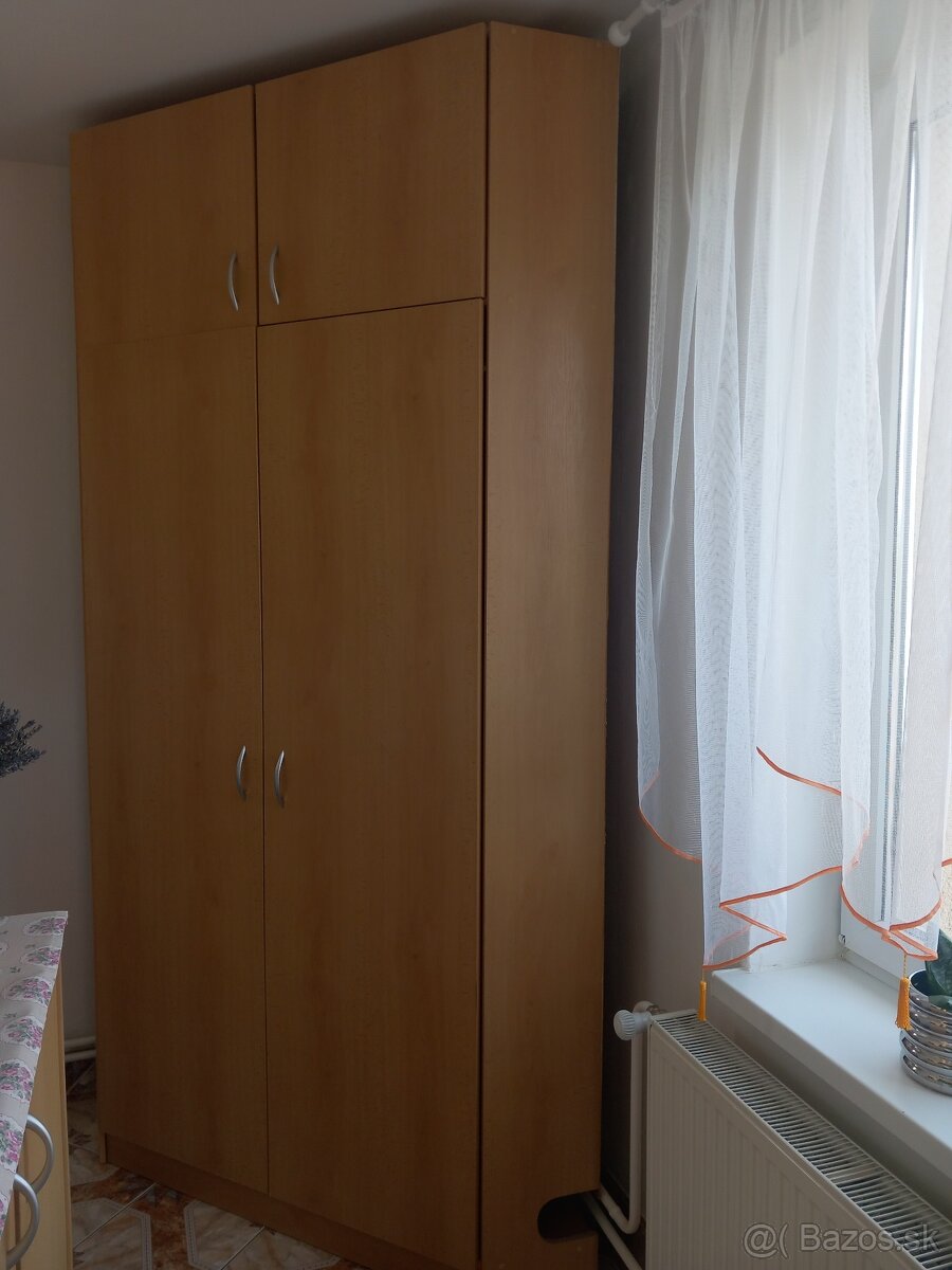 Rohová skriňa