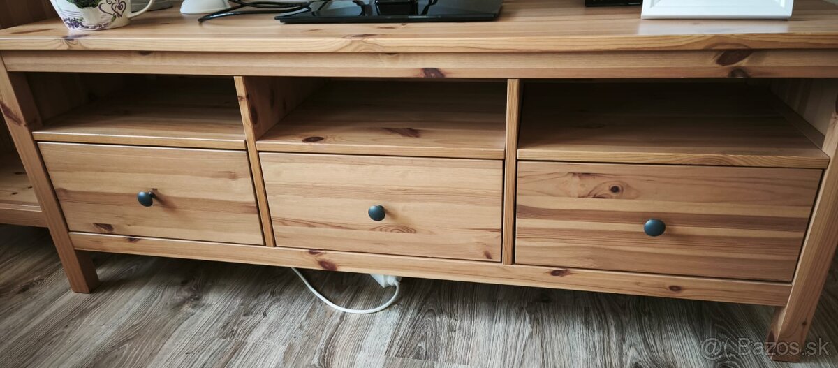 Hemnes-stolik pod televízor