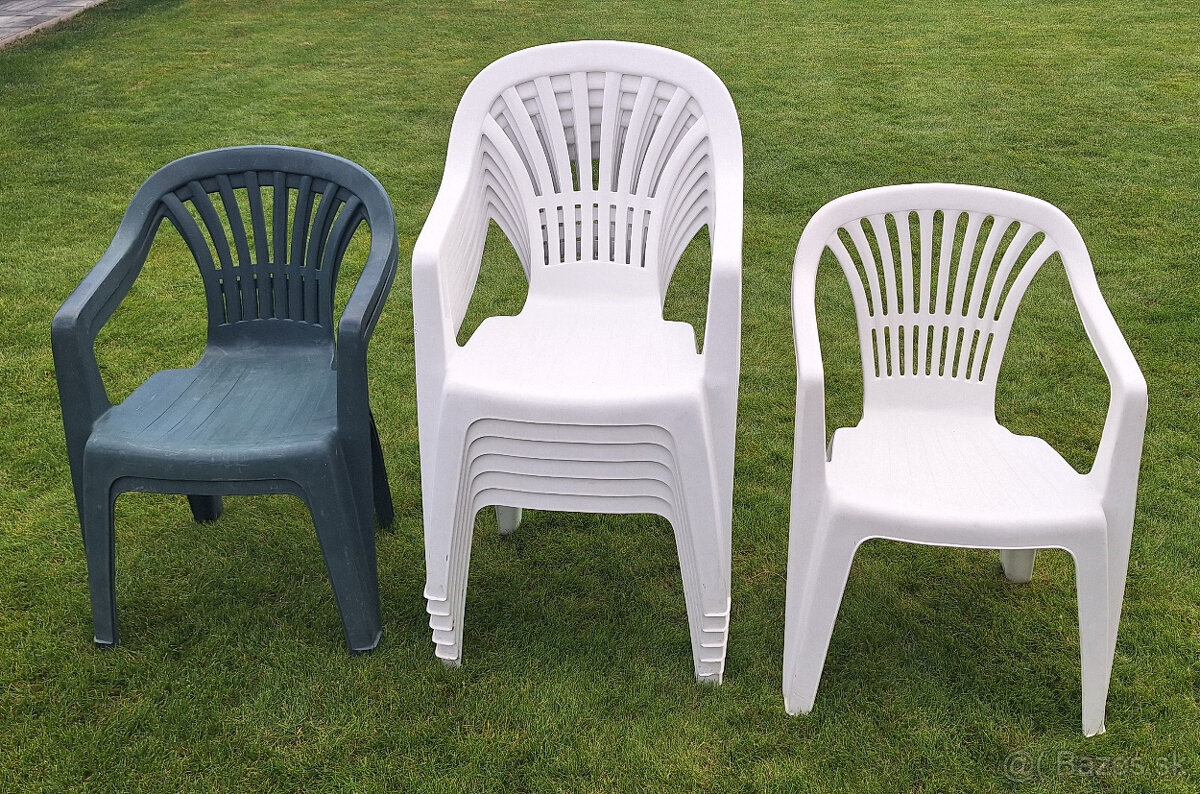 9ks plastove stolicky + plastovy stol