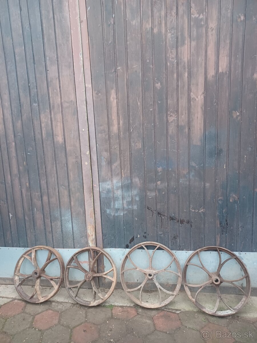 masívne železné kolesá