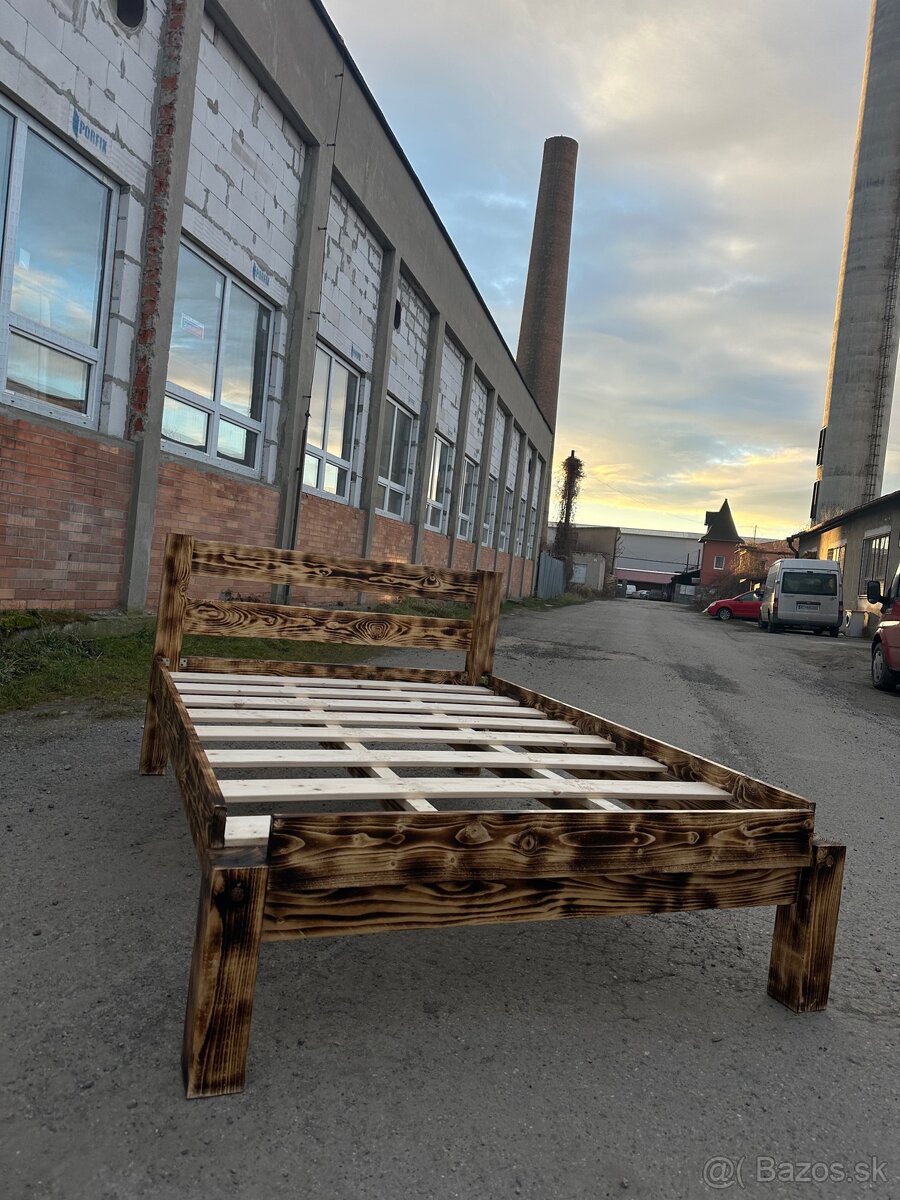 MASÍVNA POSTEĽ – OPÁLENÉ DREVO