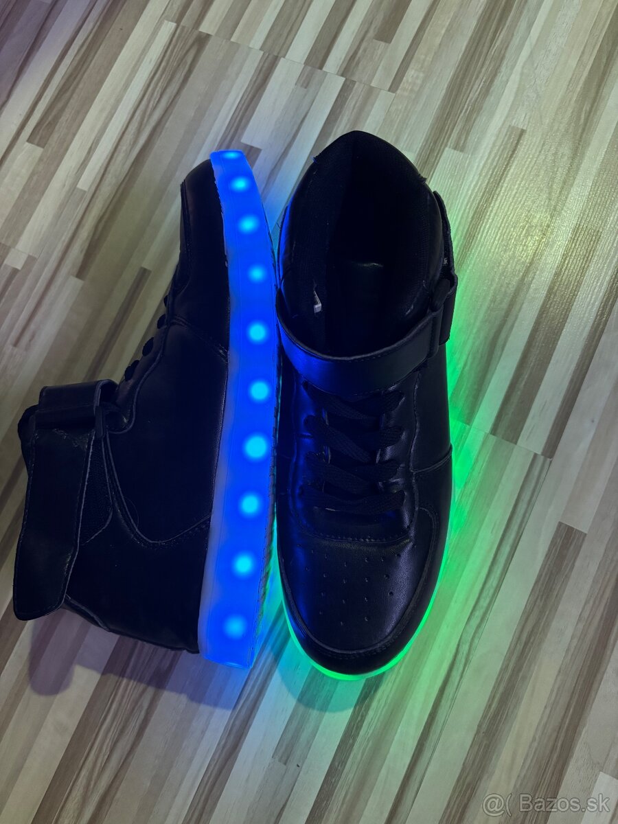 LED svietiace tenisky