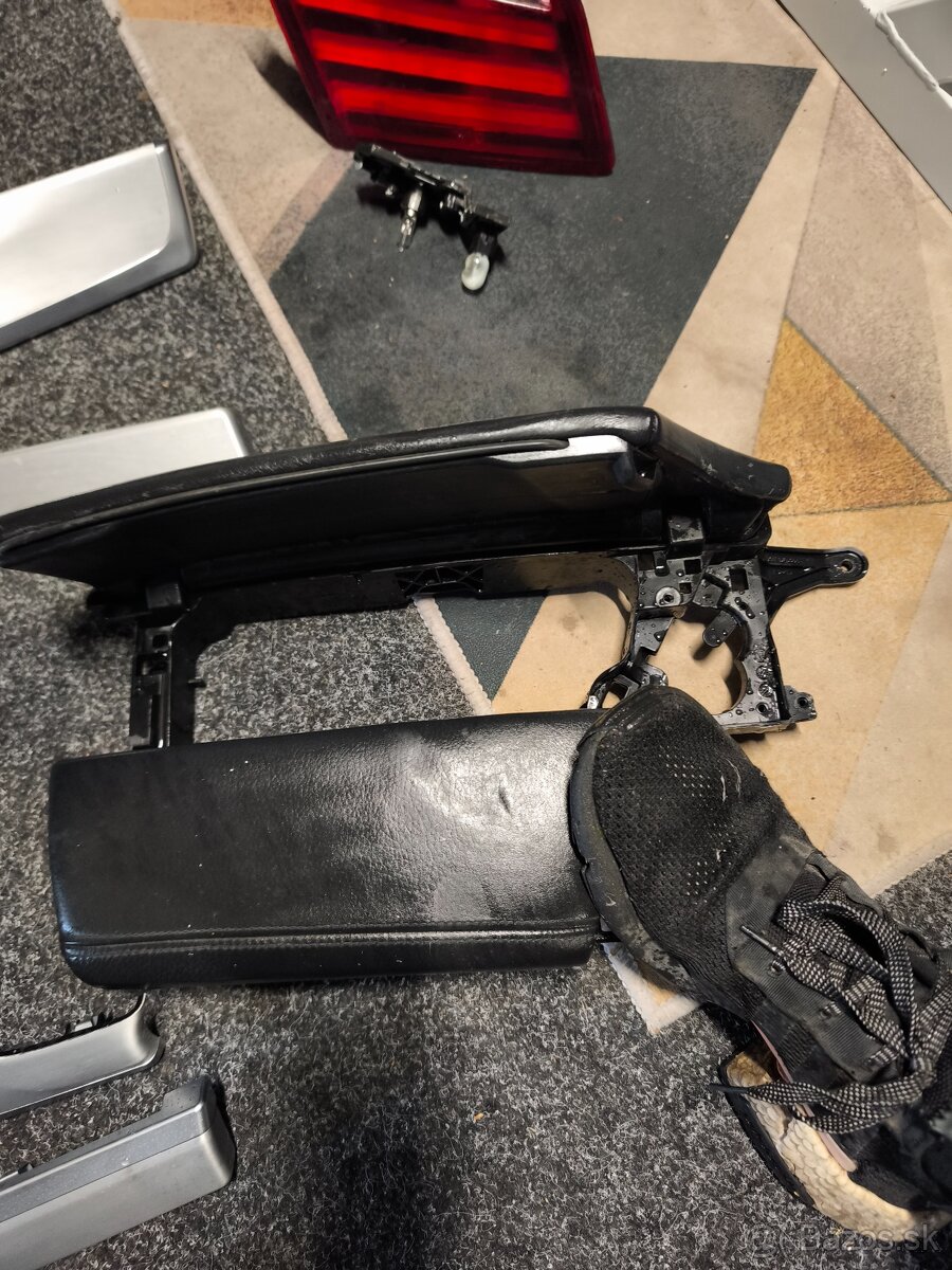 Kryt lakťovej opierky BMW F10