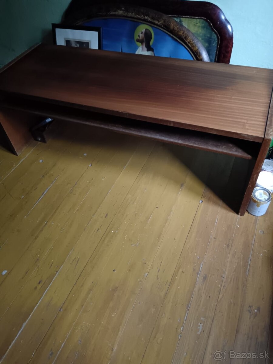 starší konferenčný stolík