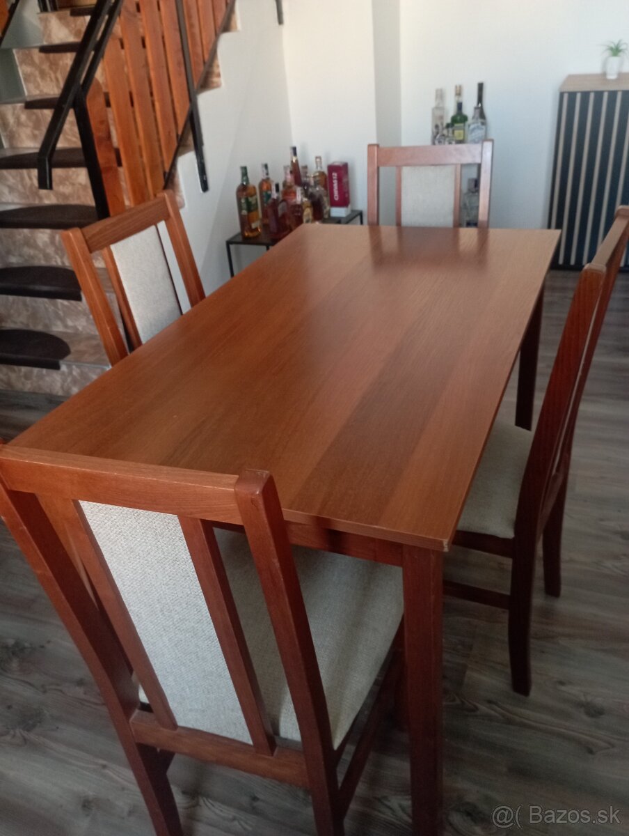 Jedálenský stôl so stoličkami