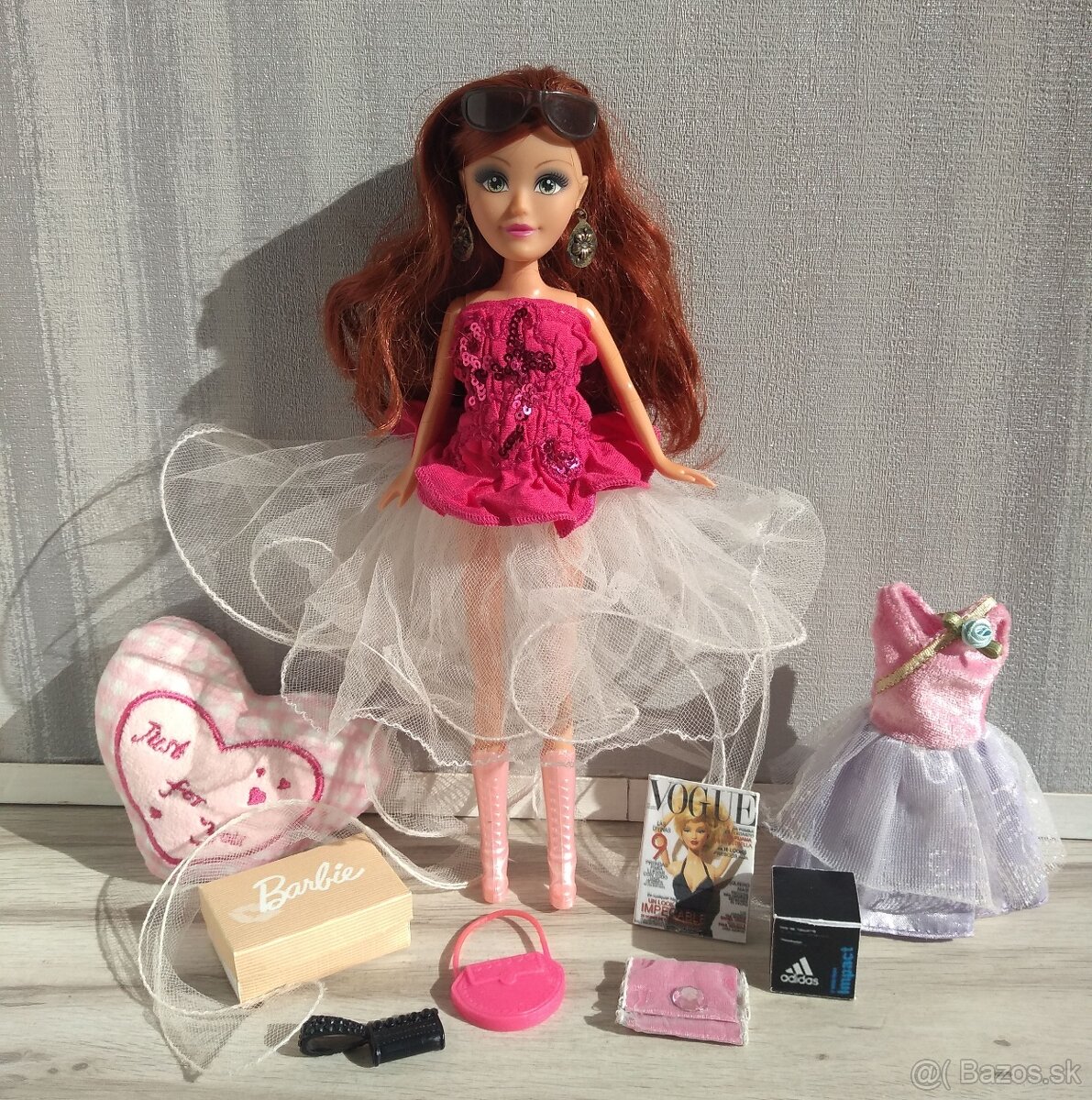 Módna hrzdavovlasá bábika s doplnkami