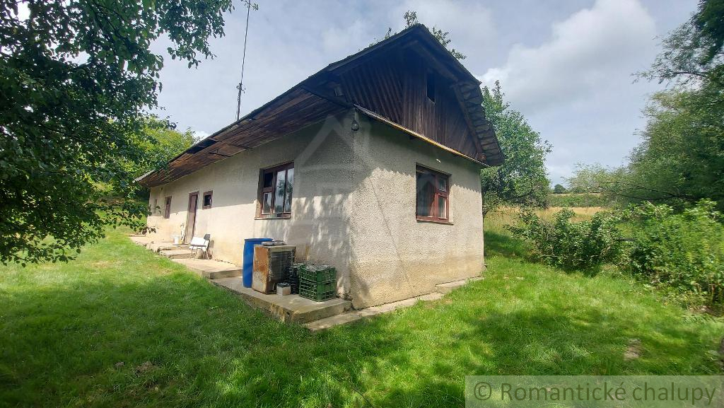 Malá chalúpka na polosamote, v blízkosti mesta Myjava, s v