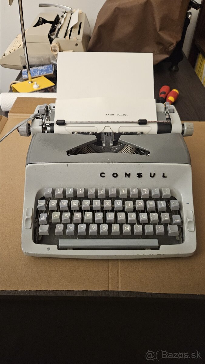 Písací stroj consul  funkčný
