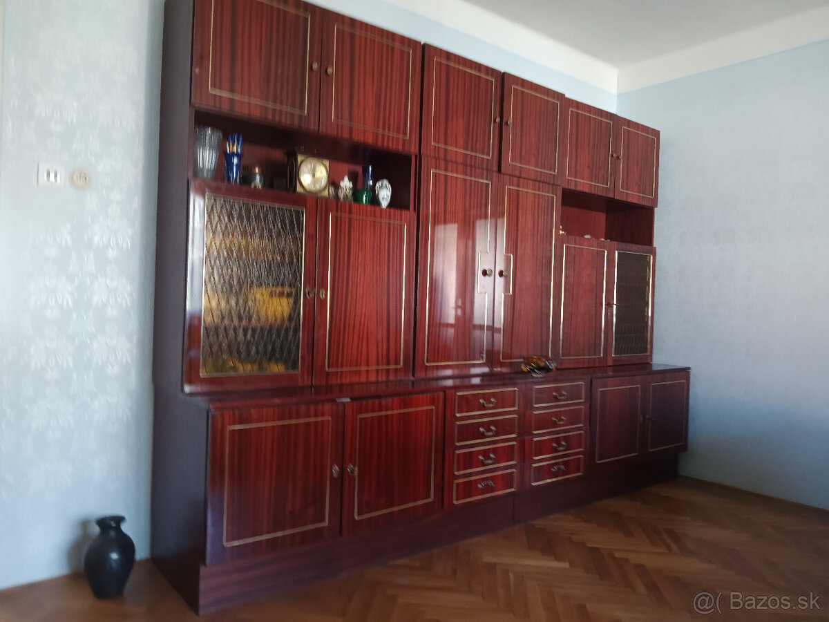 Darujem za odvoz obývaciu stenu