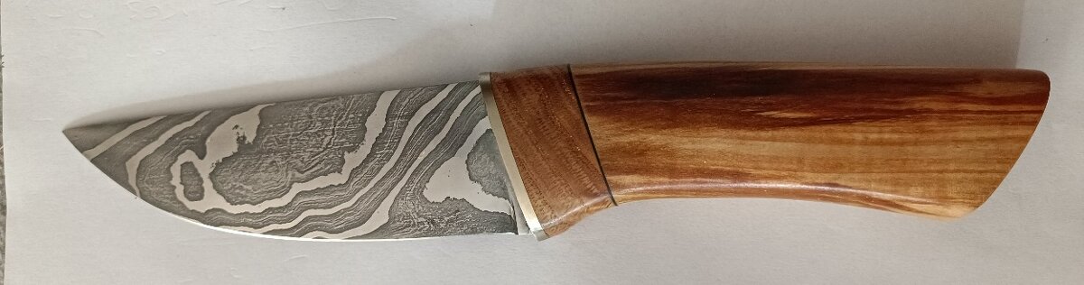 Predám damaškový nôž s puzdrom.