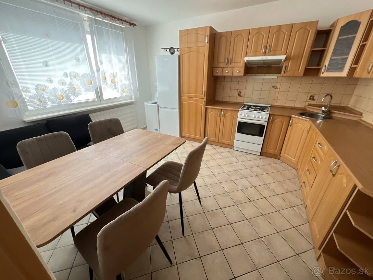 1izbový byt v centre ZM