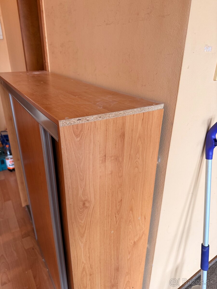 Vstavaná skrina mala