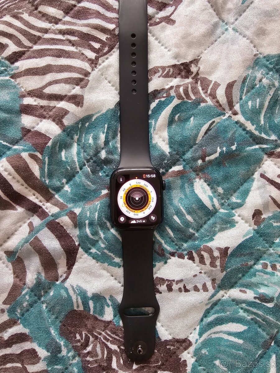 Predám takmer ročné Apple Watch 8, 45mm (väčšie)
