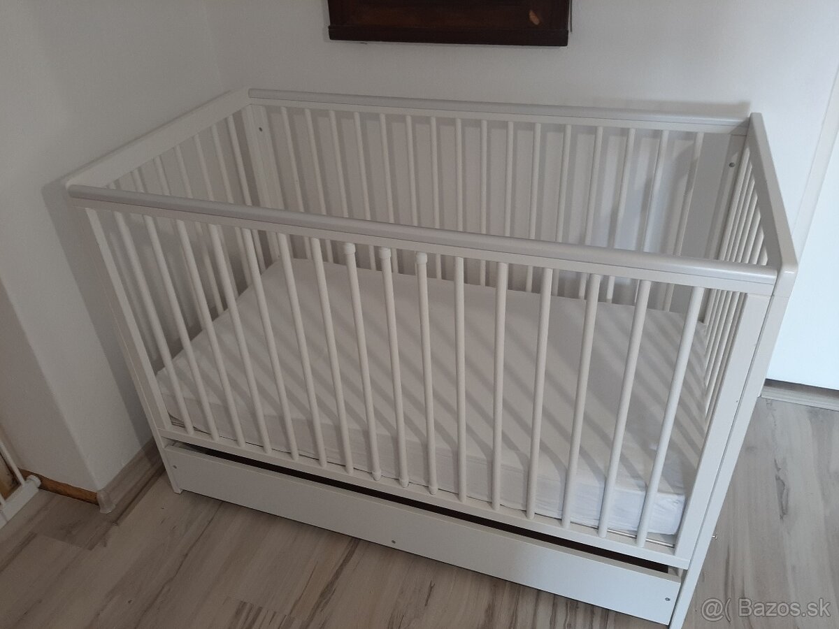 Predám detskú postieľku s matracom a prislusenstvom
