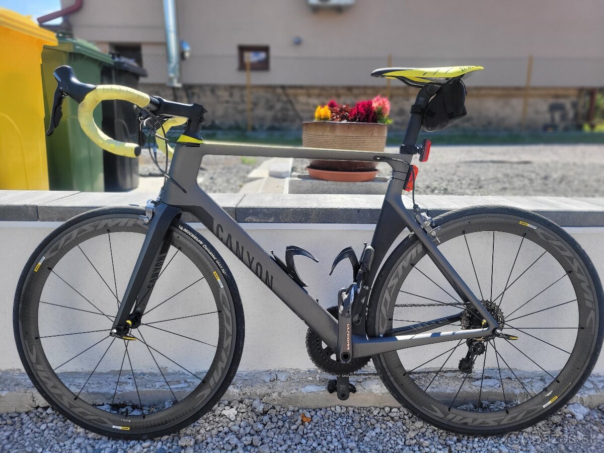 Karbónový cestný bicykel