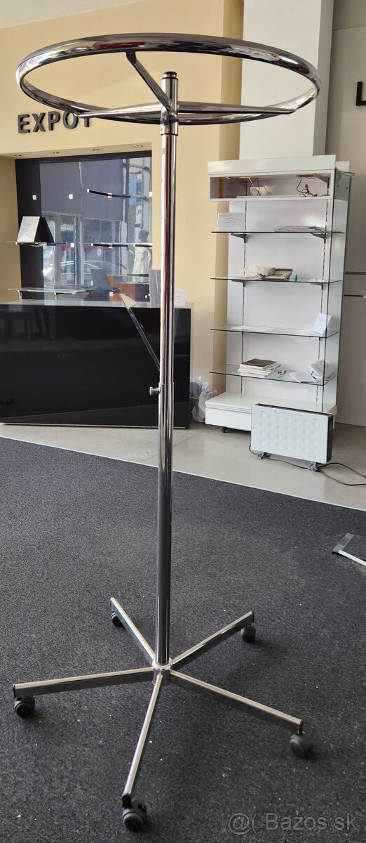 Pojazdný kovový vešiak