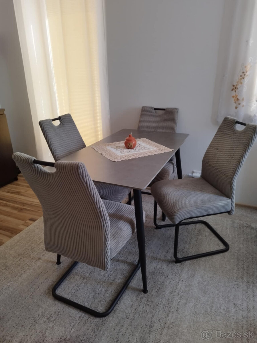 Kuchynský stôl + 4 stoličky