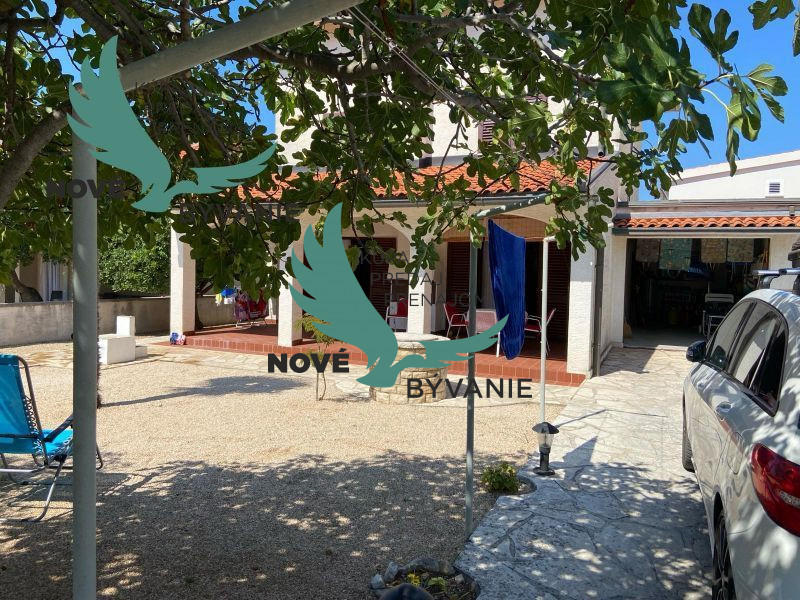 Dom s garážou na priestrannom pozemku len 300m od mora v Cho