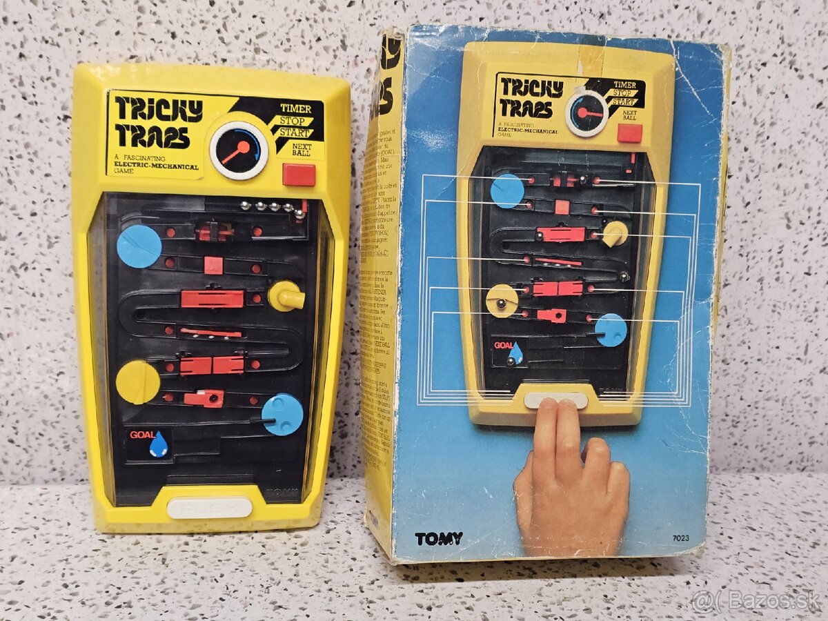 TRICKY TRAPS - TOMY - HANDHELD ELECTRO-MECHANICAL GAME