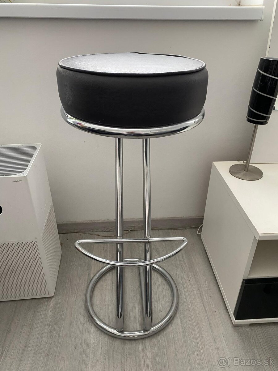 Barová tmavo-hnedá kožená stolička