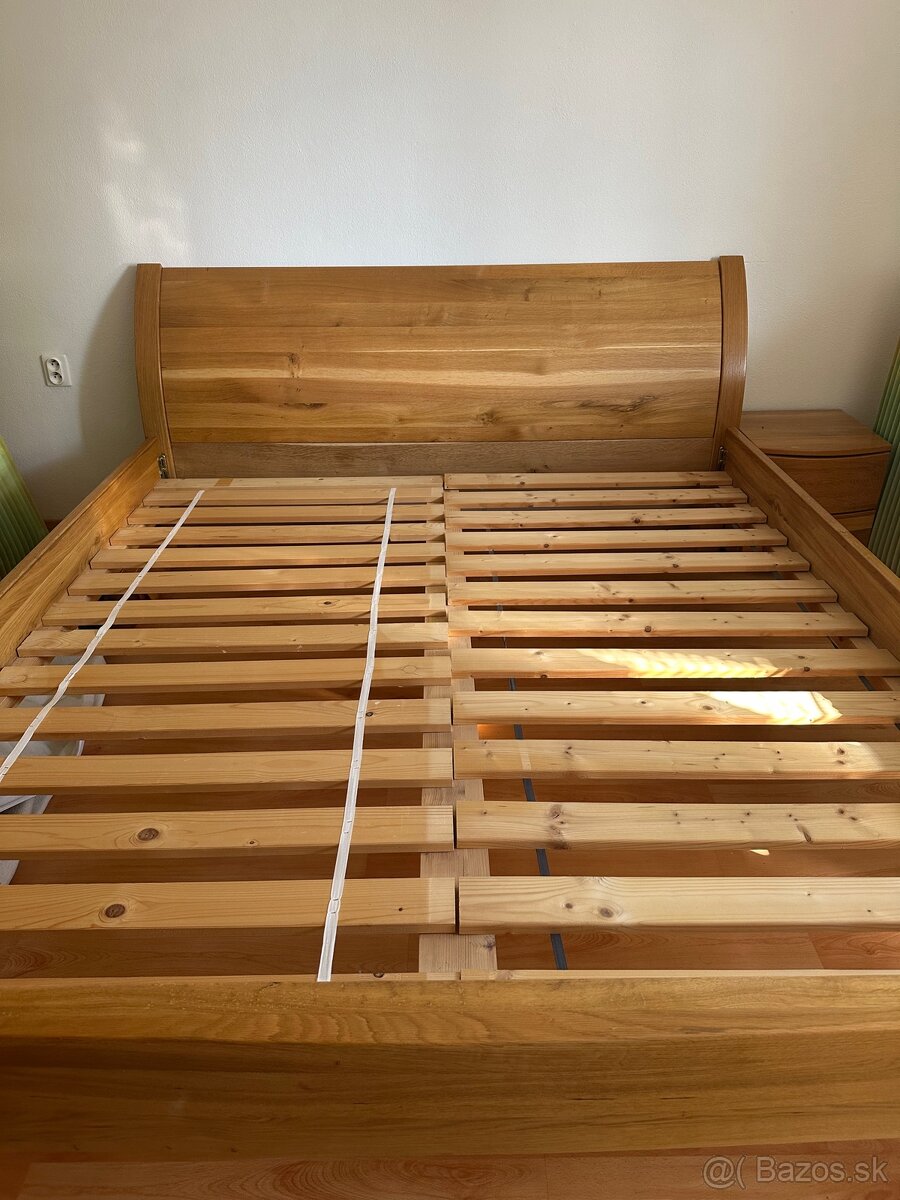 Masív posteľ dubové drevo + 2ks nočný stolík masív