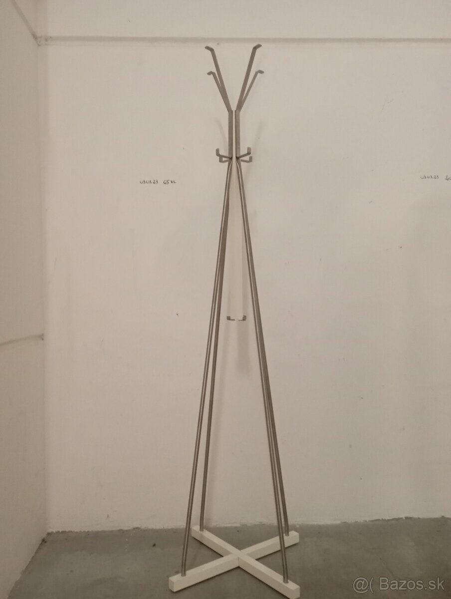 Kovový stojanový vešiak 193 cm