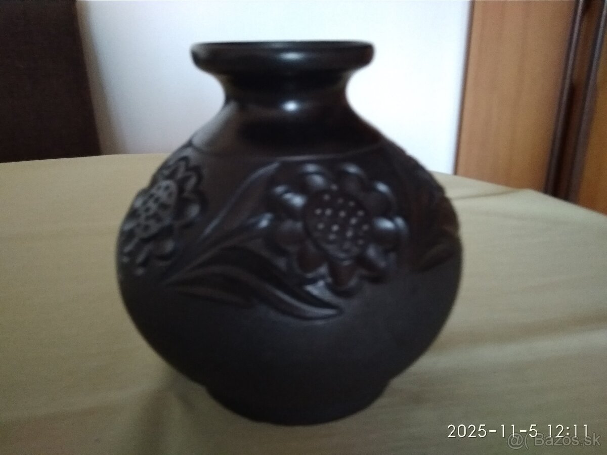 Černá keramická váza,