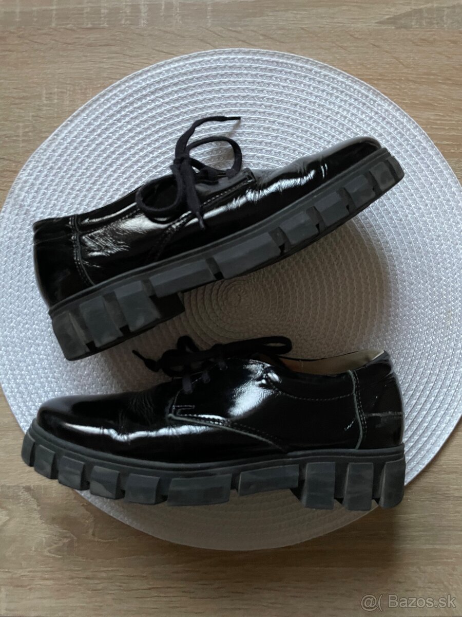 Čierne lakované topánky