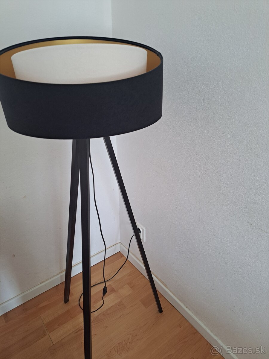 Stojaca lampa