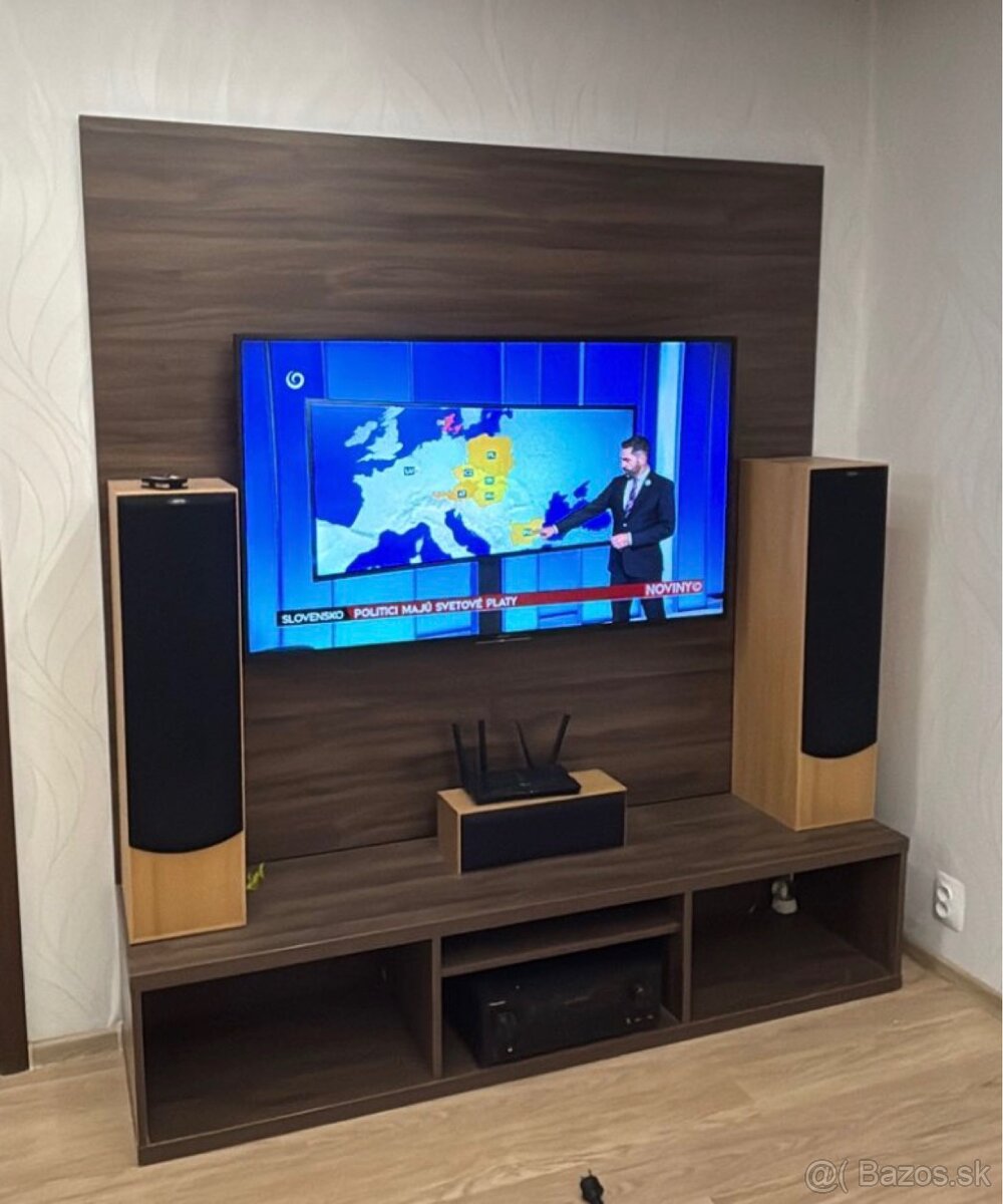 Obývacia stena s TV panelom