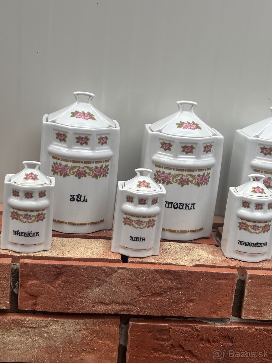 Sada porcelanovych koreniciek