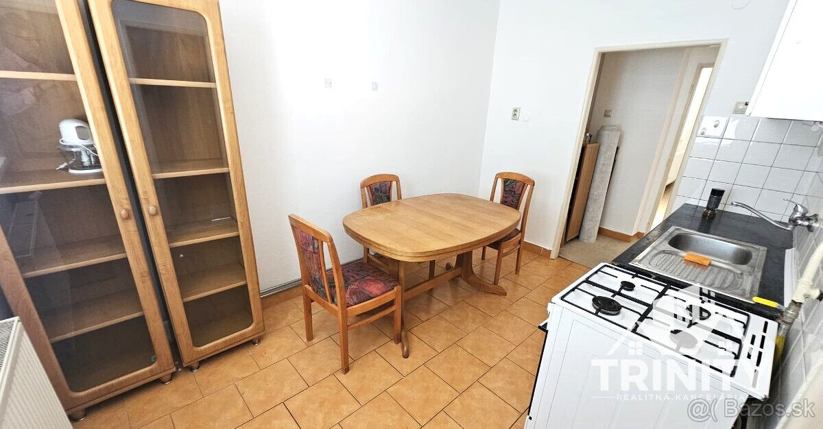 Na prenájom tehlový 3-izbový byt s balkónom priamo v centre 