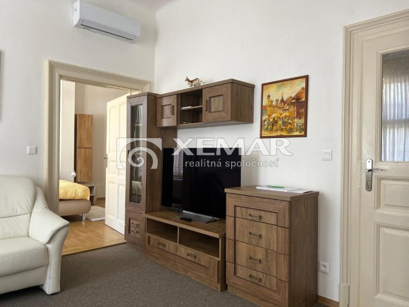 PRENÁJOM 3 izbový apartmánový byt na námestí Banská Bystrica