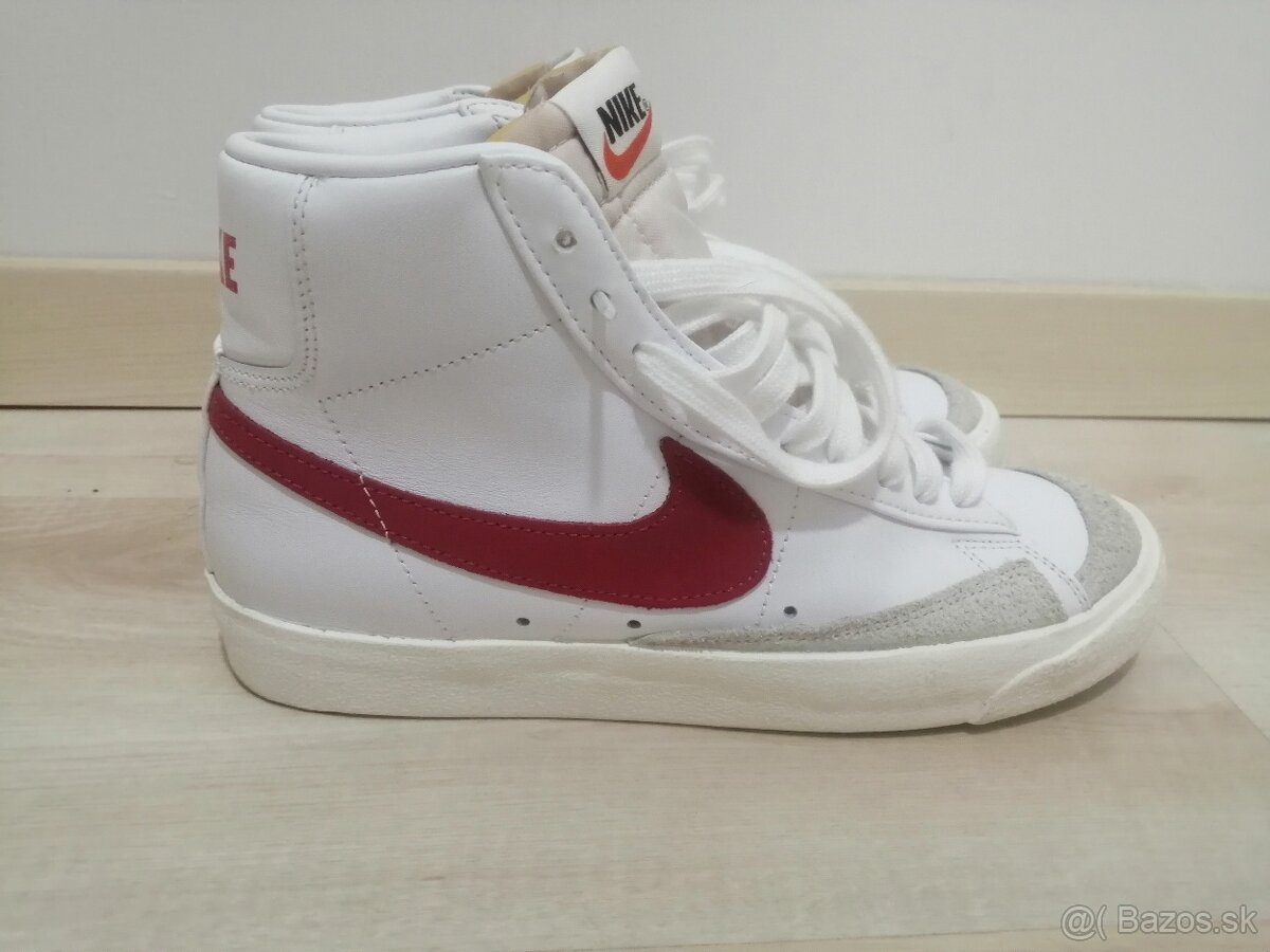 NIKE