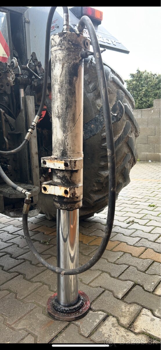 Hydraulicky piest
