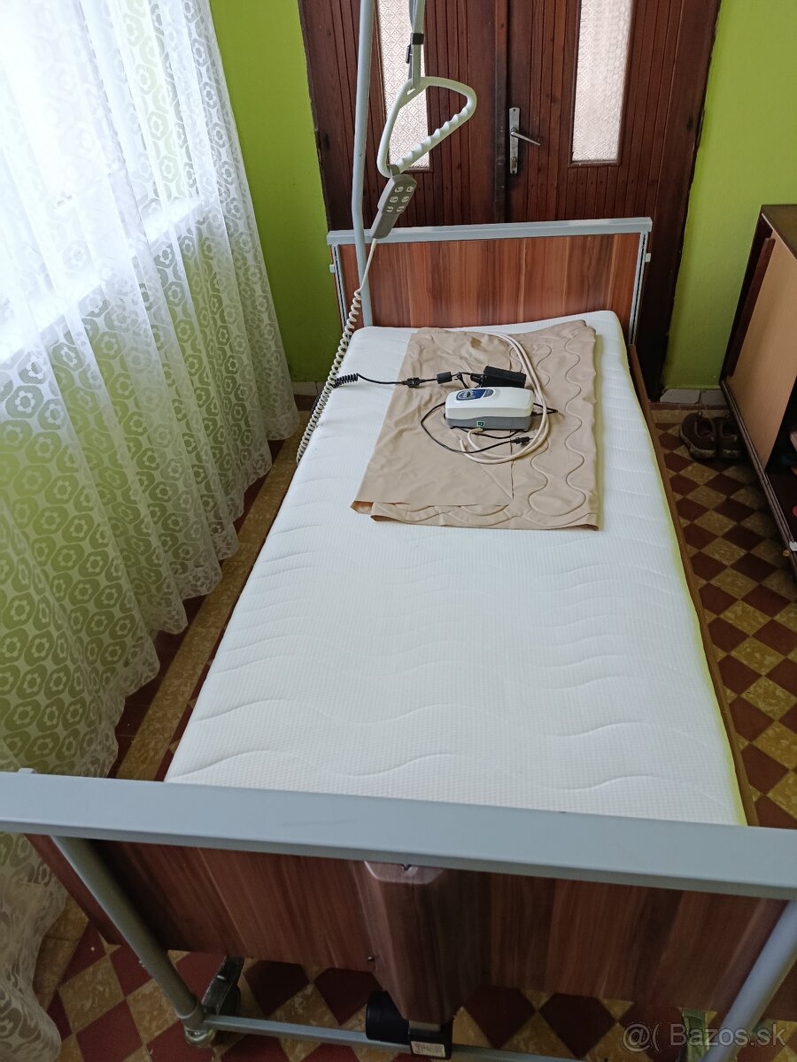 Predám polohovateľnú posteľ s matracom + antidekubitný m.